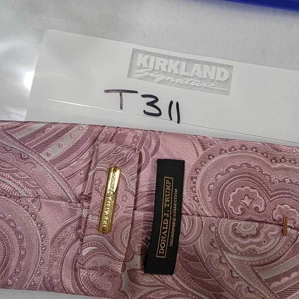 Donald J Trump Signature Collection Pink Paisley 100% Silk Mens Necktie RN121148
